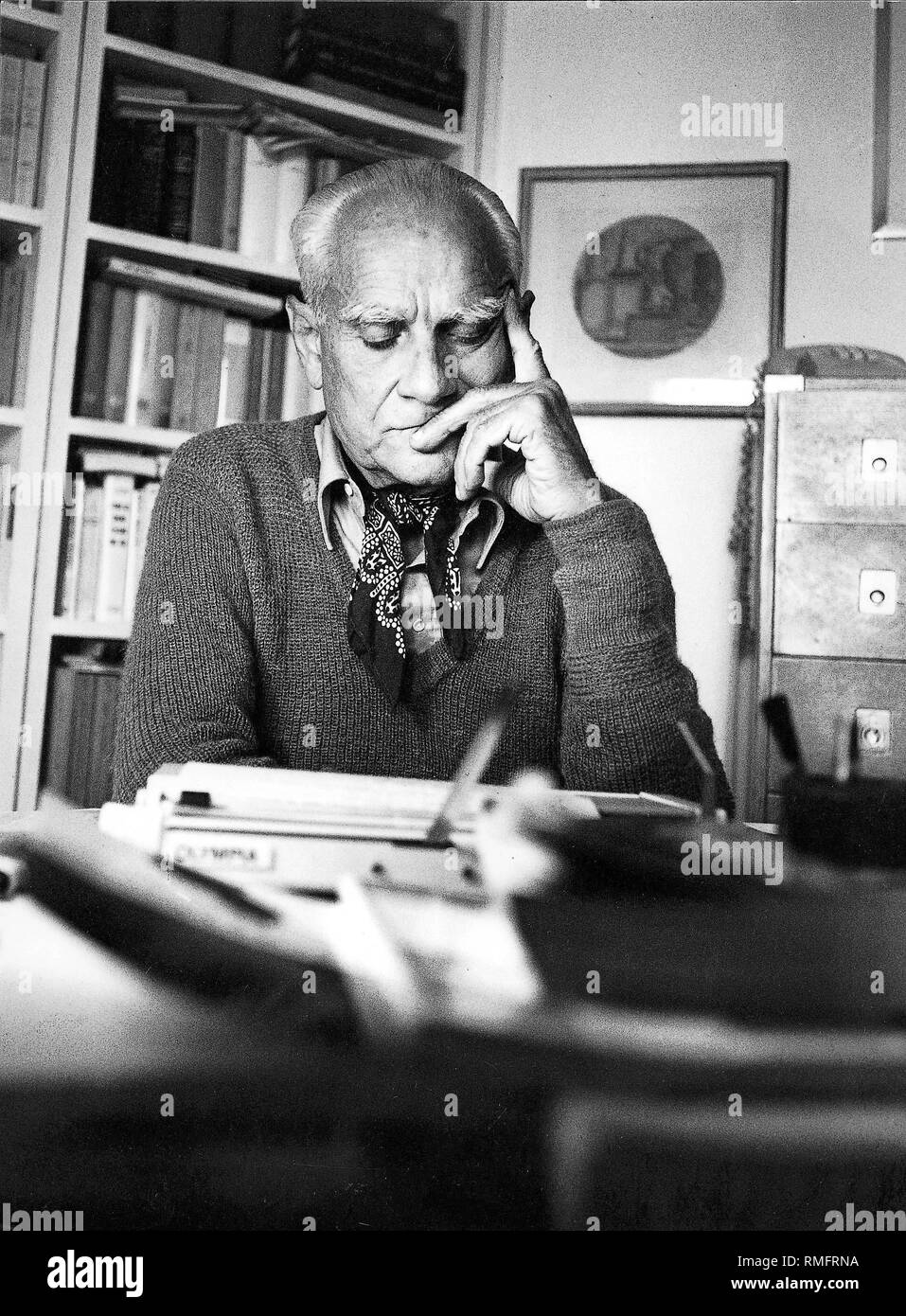 Alberto Moravia (1907-1990), scrittrice italiana, nel suo studio. Non datata (foto) Foto Stock