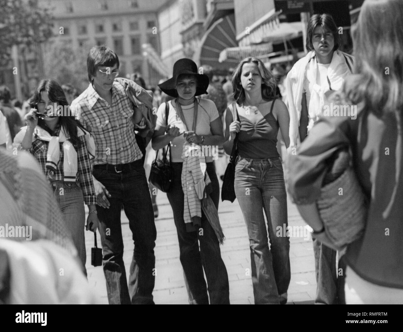 Gli adolescenti passeggiata nel centro della città di Monaco di Baviera (?). Foto Stock
