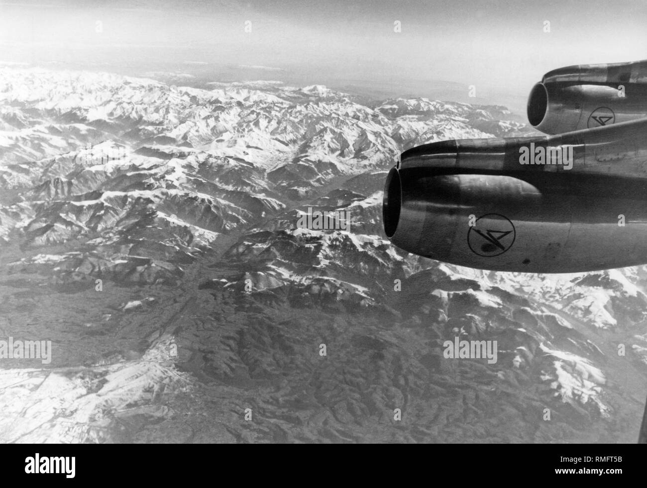 Vista sulle Alpi dalla finestra di un quattro-motore Boeing 707 della compagnia aerea Condor. Foto Stock