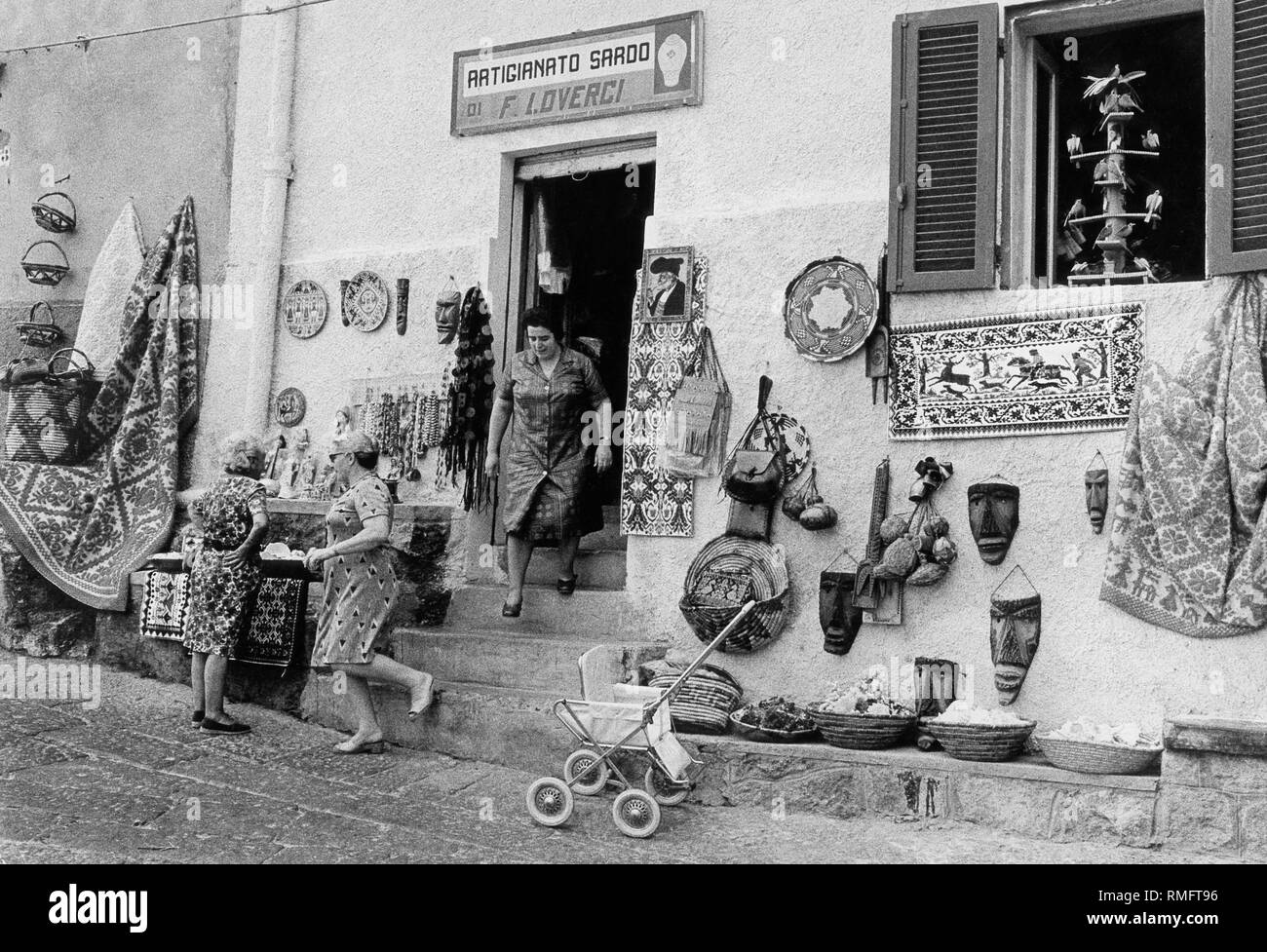 Artigianato Sardo prodotti sono in vendita in un negozio di Castellardo. Foto Stock