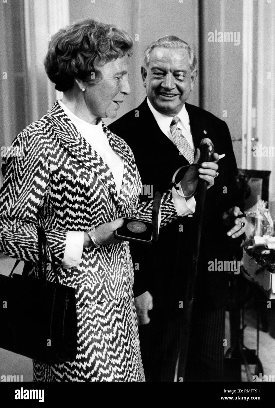 Il Primo Ministro bavarese Alfons Goppel (dietro) e sua moglie Gertrud Goppel. Gertrud Goppel guarda i doni per il suo marito sessantacinquesimo compleanno. Foto Stock