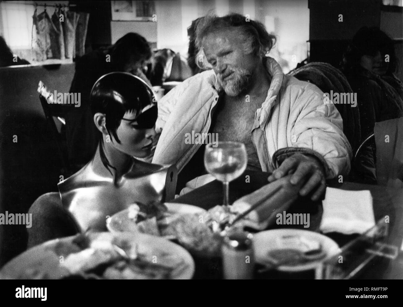 M. Regnier e un manichino senza armi presso il Cafe Reitschule a Monaco di Baviera. Foto Stock