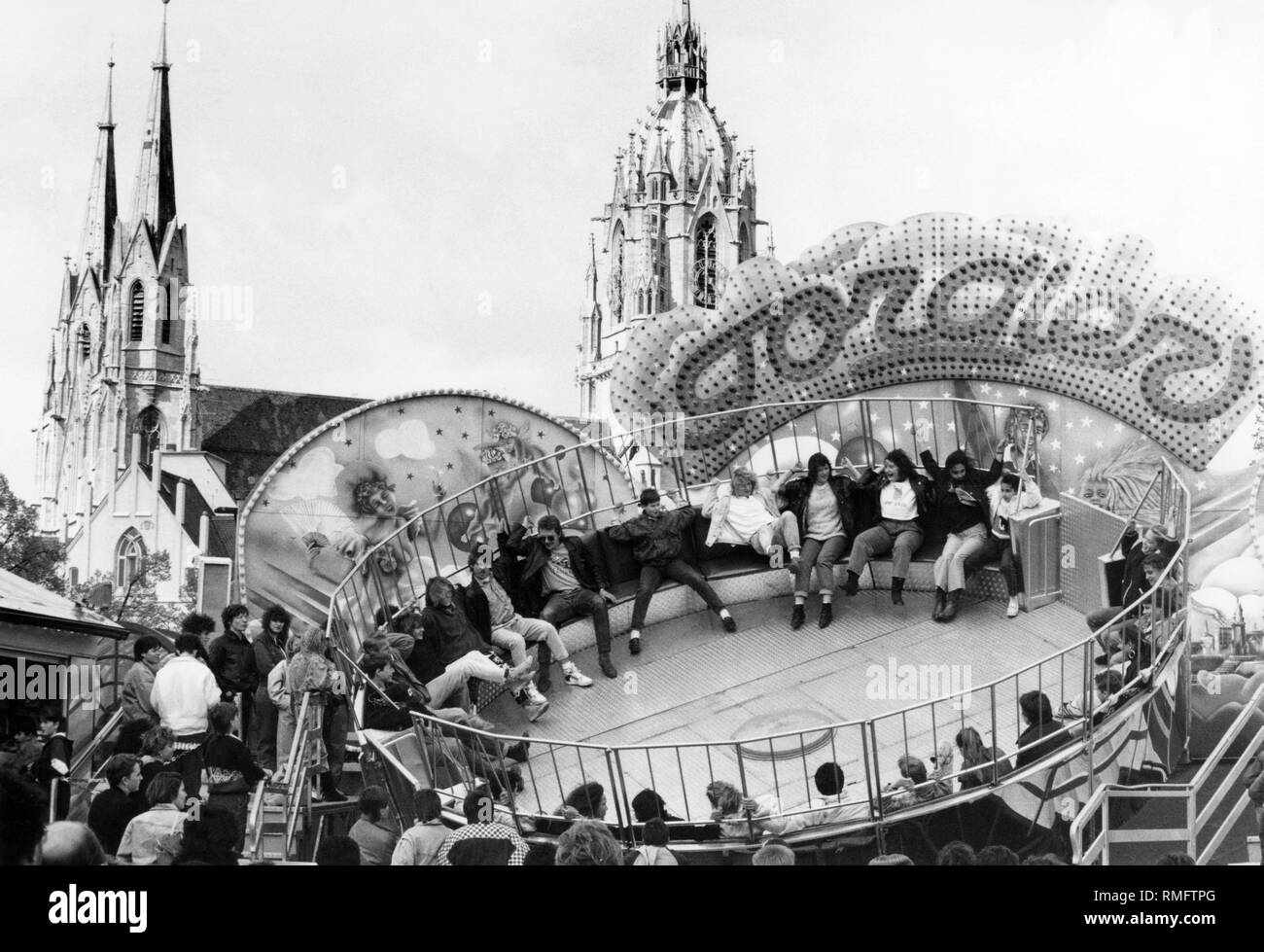 Festival di primavera sulla Theresienwiese a Monaco di Baviera, nella foto il divertimento ride Gondler, sullo sfondo la Paulskirche (non datato shot). Foto Stock