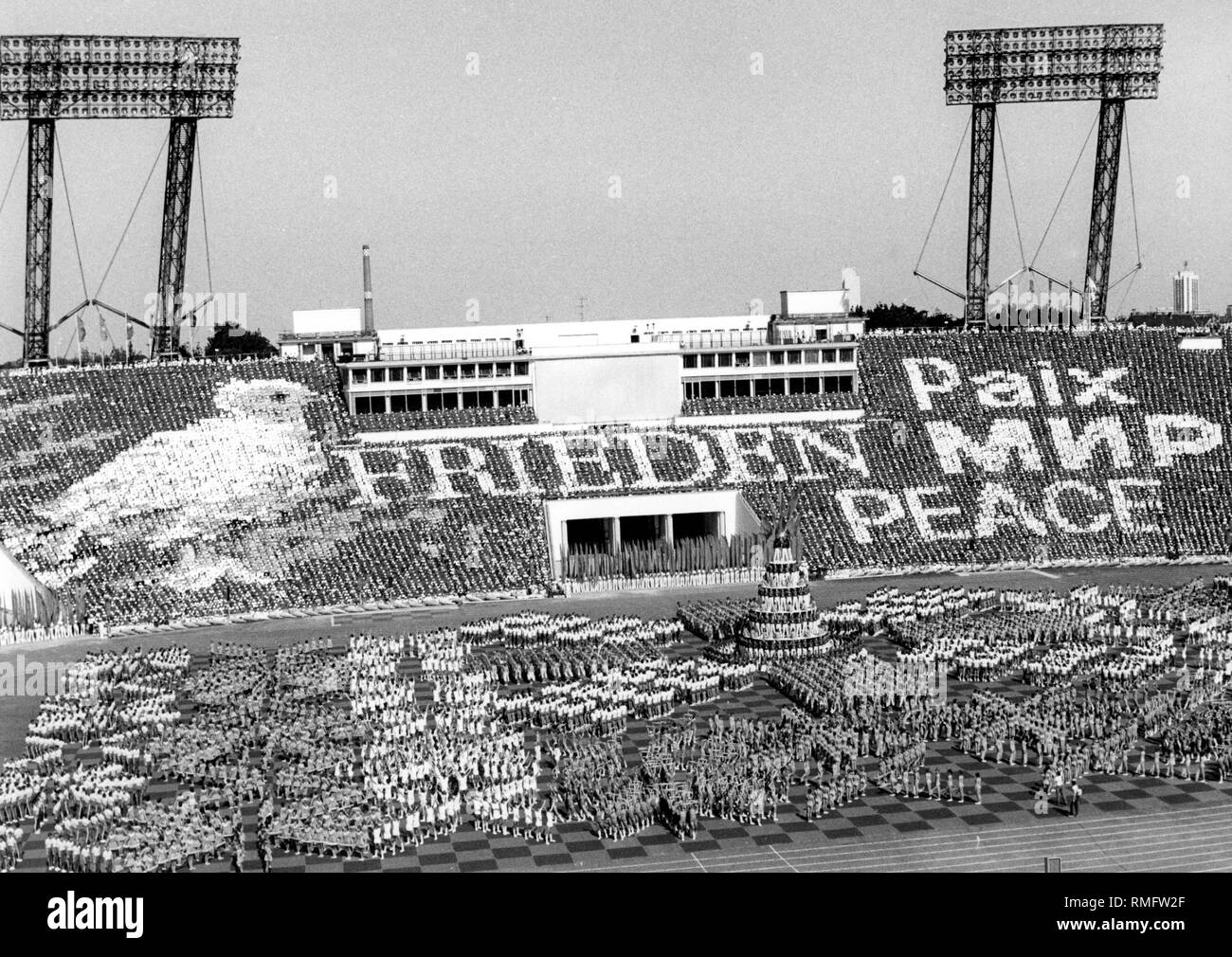 Apertura del VII Turn- und Sportfest der DDR (ginnastica e lo sport del Festival della RDT) nel luglio 1983 in Leipzig Central stadium con un grande spettacolo di sport. Foto Stock