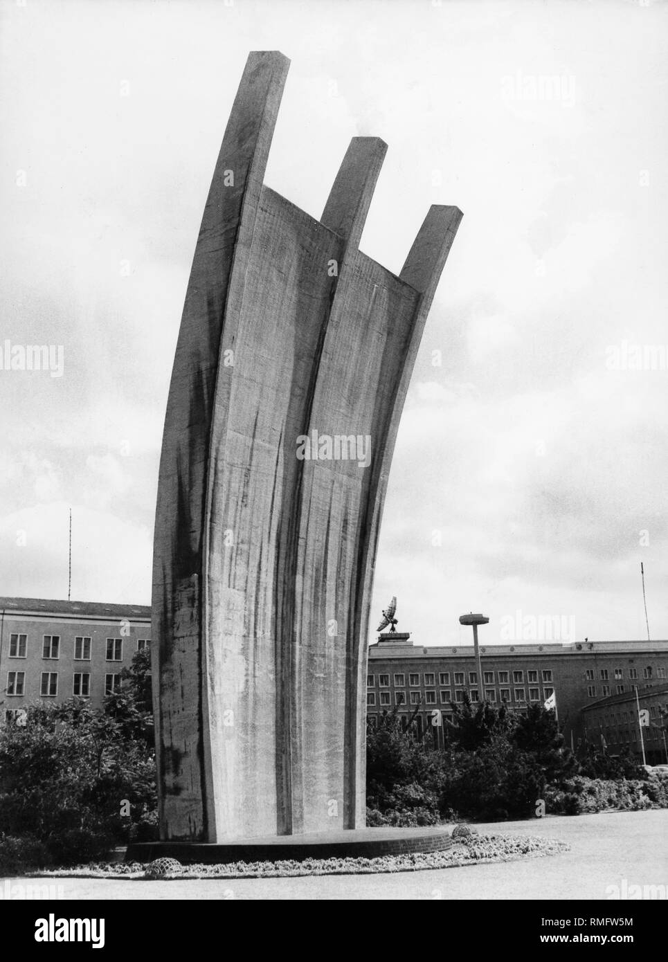 Il monumento alle vittime del ponte aereo di Berlino a aeroporto di Tempelhof. Foto non datata, probabilmente nel 1930s. Foto Stock