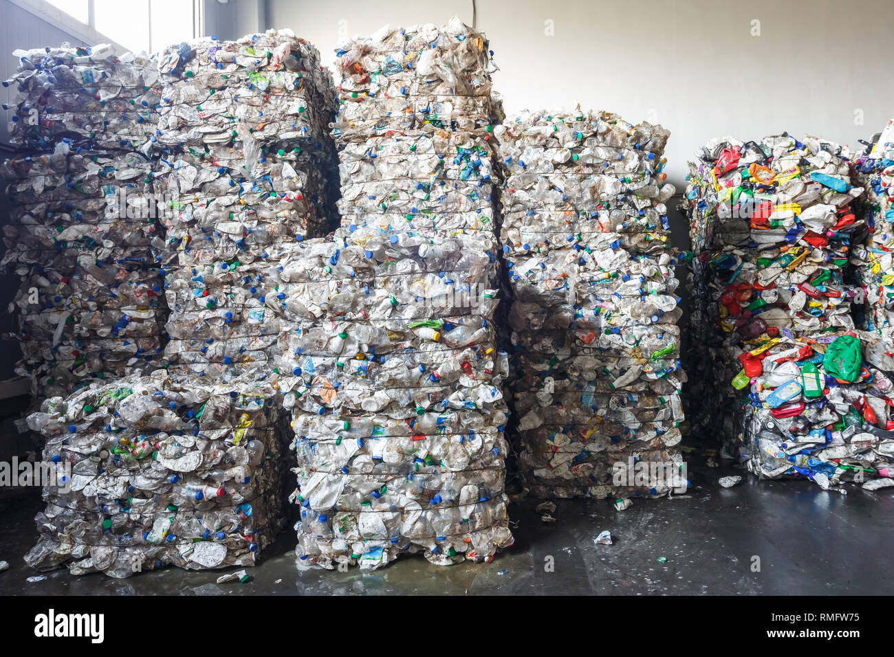 Balle di plastica presso l'impianto di trattamento dei rifiuti. Separare la procedura di garbage collection. Riciclaggio e stoccaggio di rifiuti per ulteriore smaltimento. Business per l'ordinamento di un Foto Stock