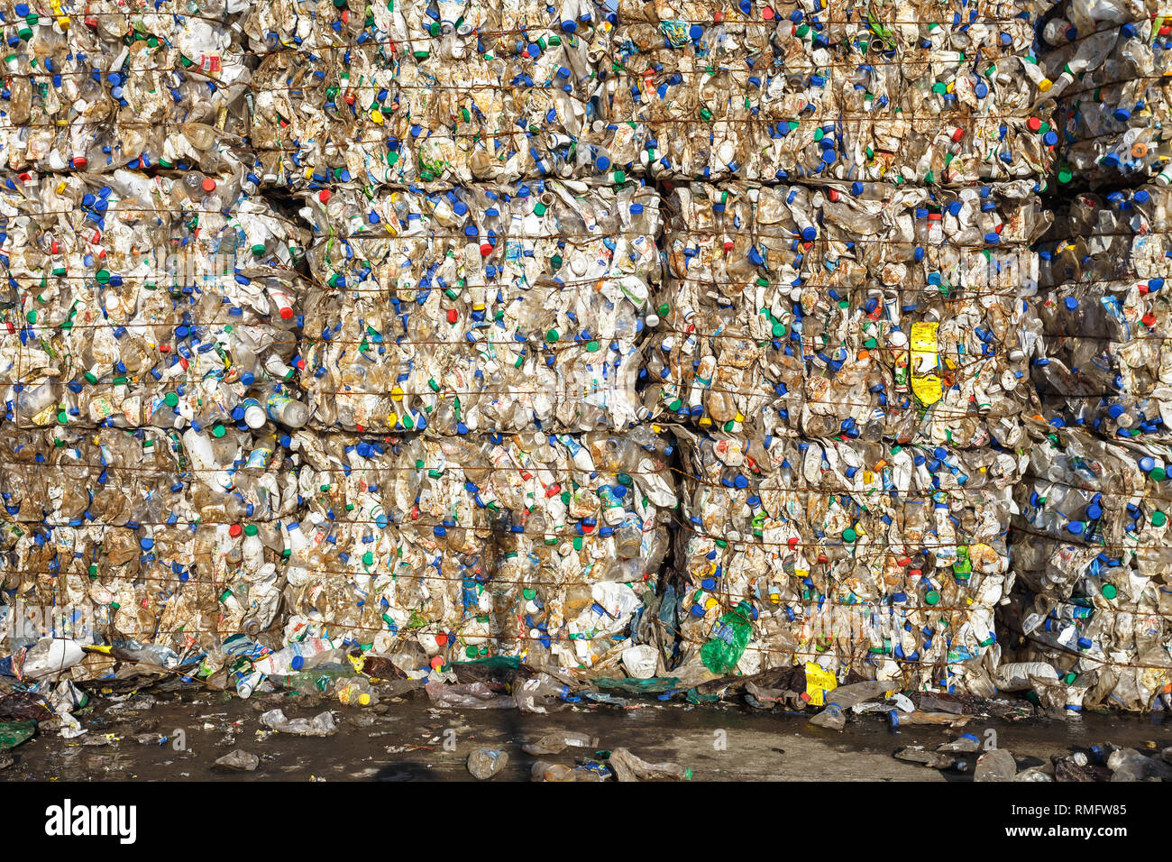 Balle di plastica presso l'impianto di trattamento dei rifiuti. Separare la procedura di garbage collection. Riciclaggio e stoccaggio di rifiuti per ulteriore smaltimento. Business per l'ordinamento di un Foto Stock