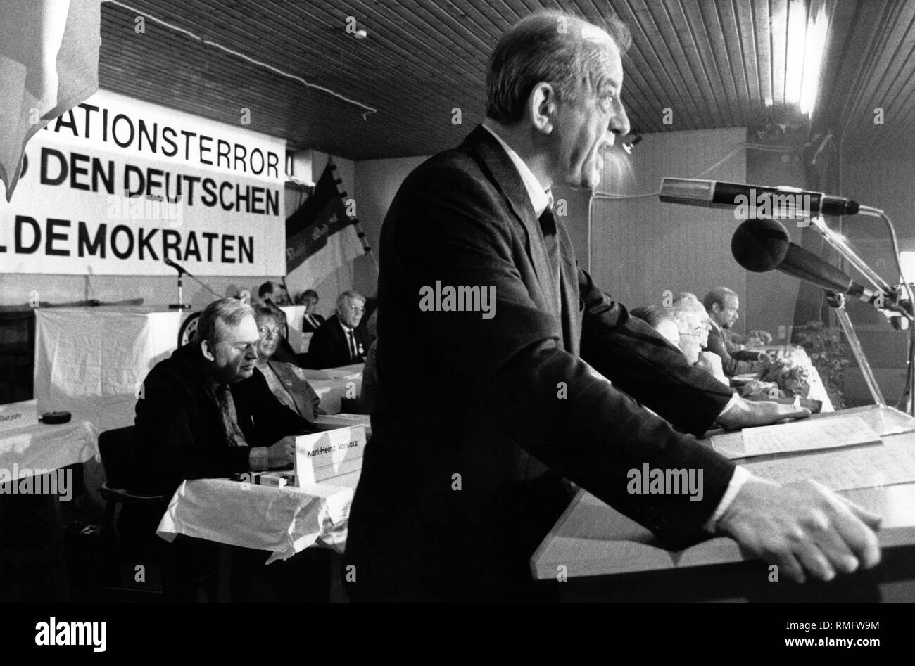Il presidente dell'NPD, Martin Mussgnug, parla al congresso del partito nazionale l'NPD. Sullo sfondo si blocca un banner che recita: "l'integrazione il terrore della Germania, il tedesco democratici nazionali'. Foto Stock