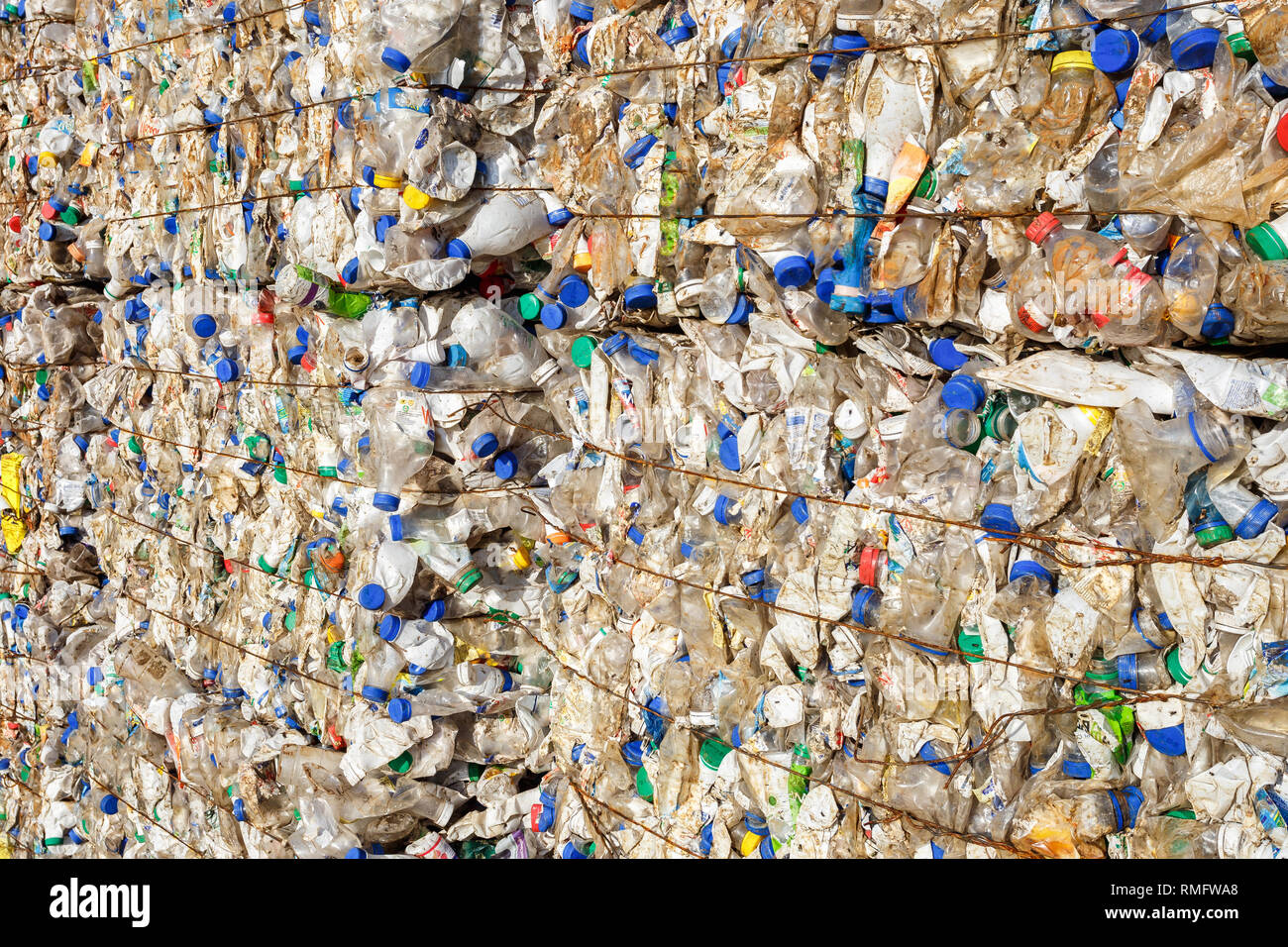 Balle di plastica presso l'impianto di trattamento dei rifiuti. Separare la procedura di garbage collection. Riciclaggio e stoccaggio di rifiuti per ulteriore smaltimento. Business per l'ordinamento di un Foto Stock