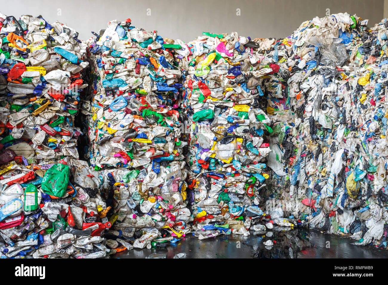 Balle di plastica presso l'impianto di trattamento dei rifiuti. Separare la procedura di garbage collection. Riciclaggio e stoccaggio di rifiuti per ulteriore smaltimento. Business per l'ordinamento di un Foto Stock