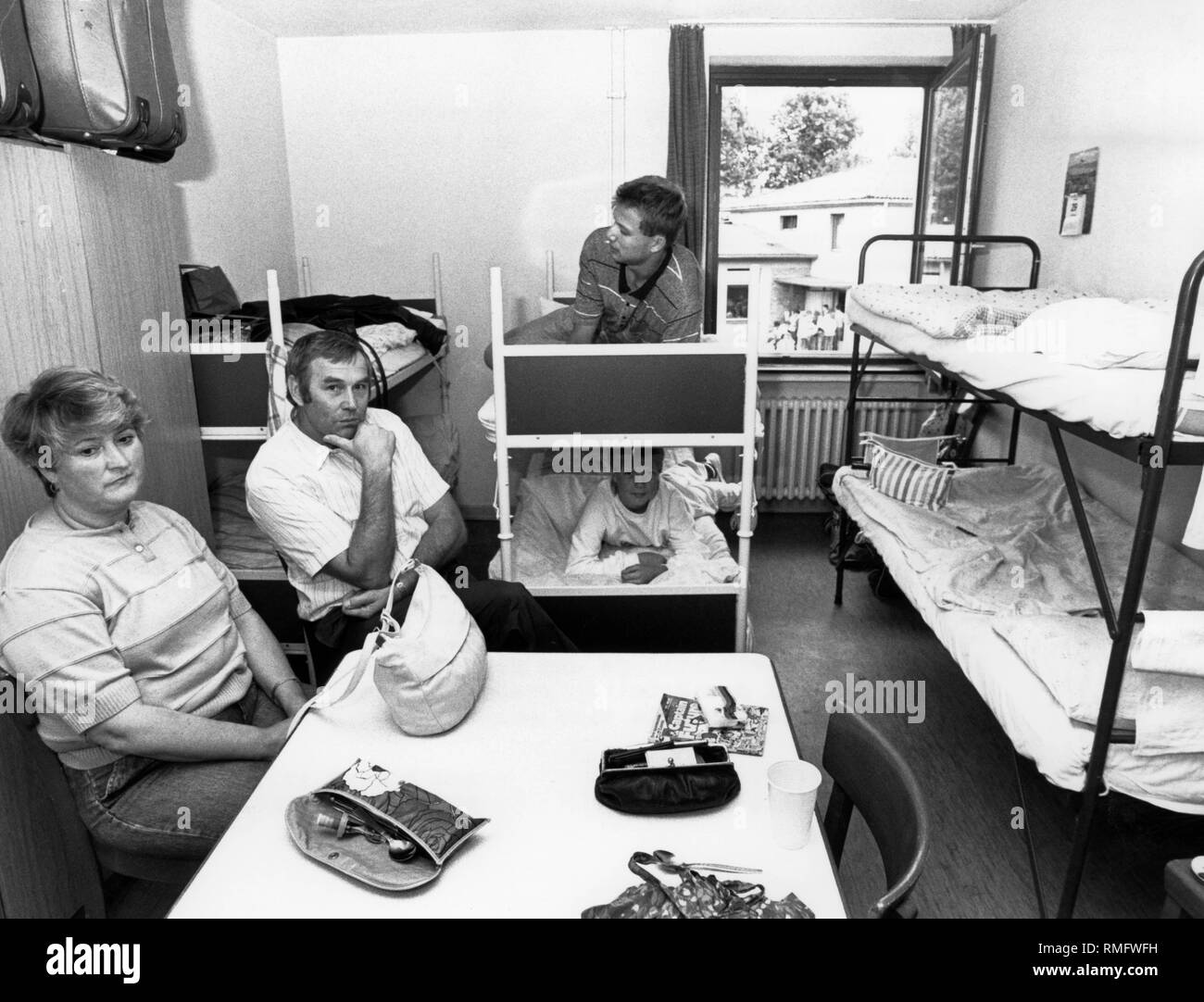 Una famiglia che sono fuggiti dalla Repubblica democratica tedesca, in loro una sistemazione nel campo di transito Giessen. In media, ha preso due o tre giorni fino a quando i rifugiati provenienti dalla Repubblica democratica tedesca sono state registrate in Federal Centro di accoglienza e di Giessen ha ricevuto la loro ammissione certificati. Foto Stock