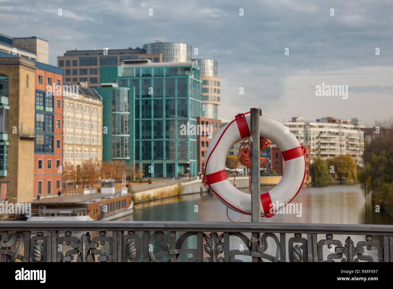 Salvagente al fiume Sprea a Berlino con gli edifici moderni in background Foto Stock