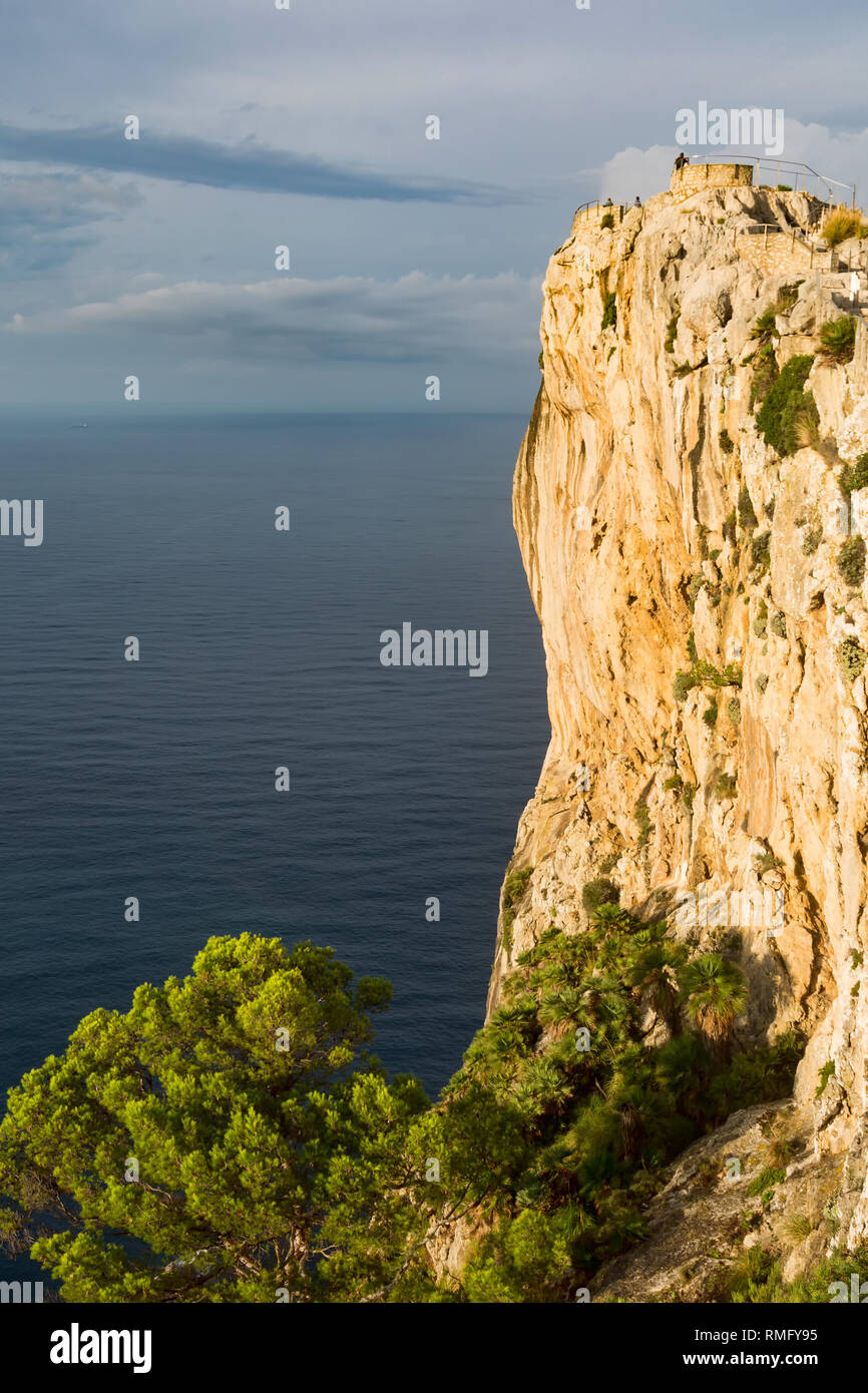 Scogliera che domina il mare mediterraneo in Mallorca Foto Stock