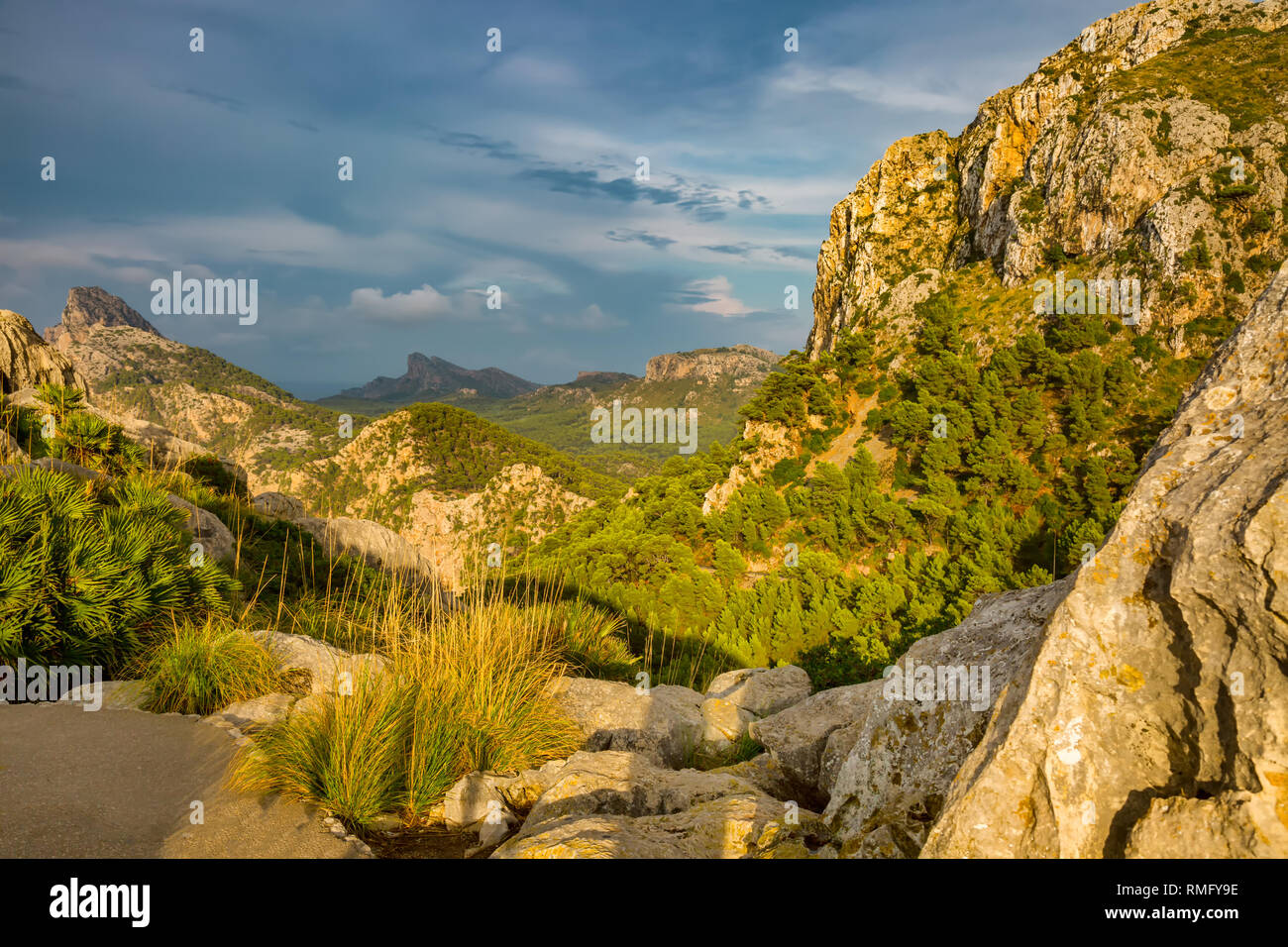 Idilliaco paesaggio montano Mallorca Foto Stock