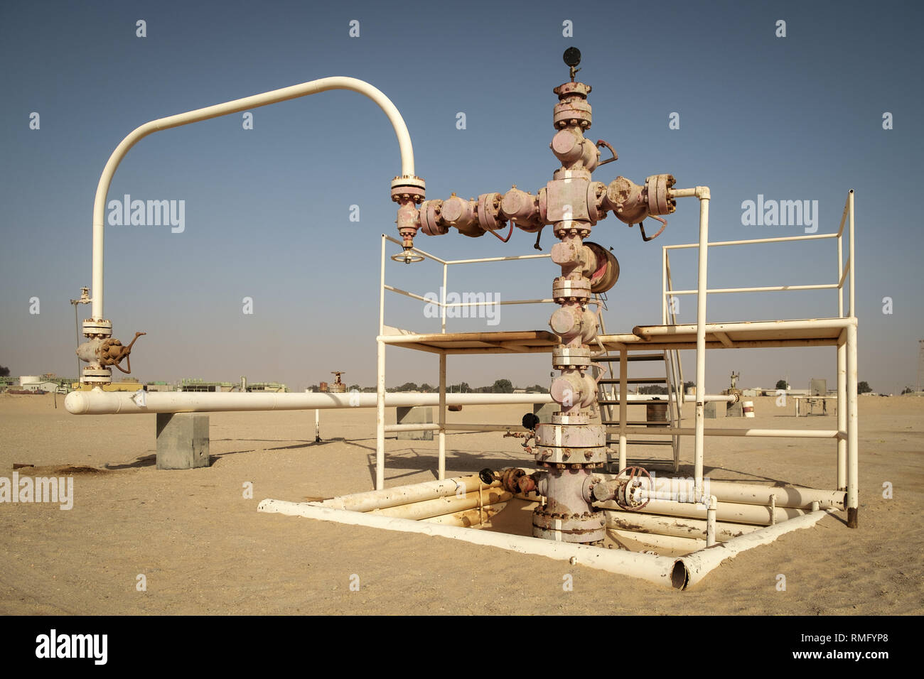 La produzione di olio ben situato nel deserto libico Foto Stock