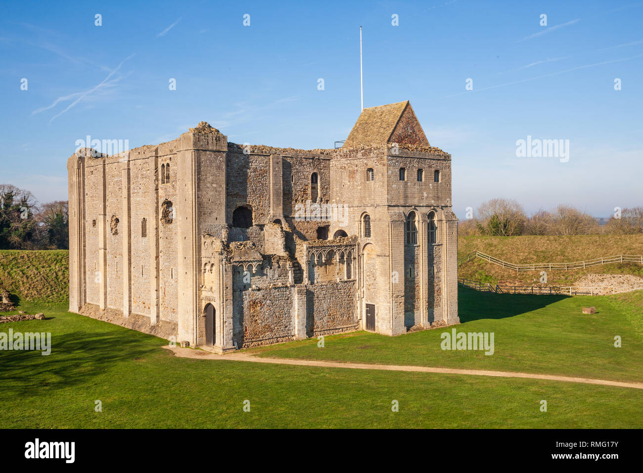 Castle Rising è una rovina fortificazione medievale nel villaggio di Castle Rising, Norfolk, Inghilterra. Esso è stato costruito poco dopo il 1138 da William d'Aubigny Foto Stock