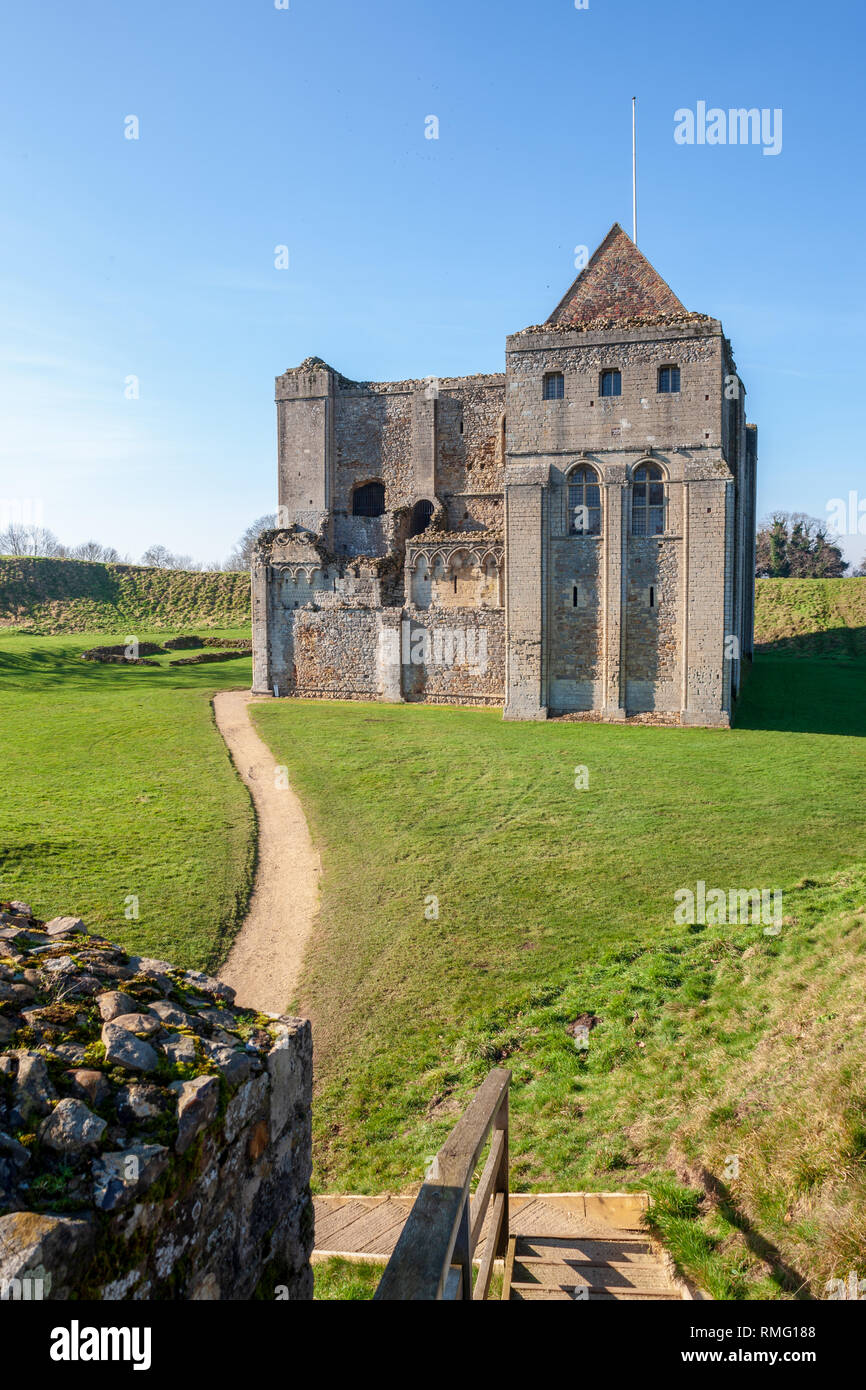 Castle Rising è una rovina fortificazione medievale nel villaggio di Castle Rising, Norfolk, Inghilterra. Esso è stato costruito poco dopo il 1138 da William d'Aubigny Foto Stock