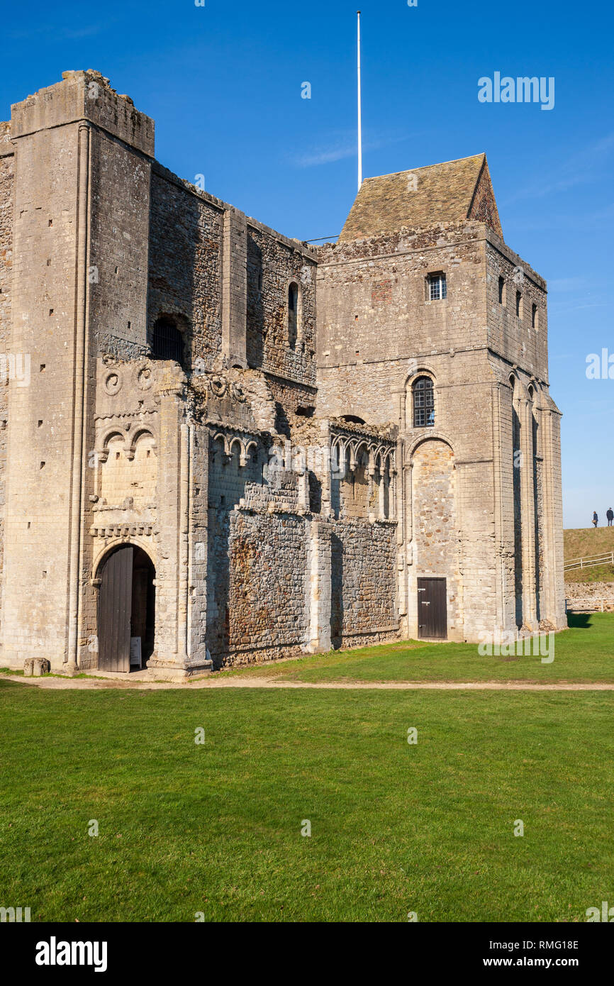 Castle Rising è una rovina fortificazione medievale nel villaggio di Castle Rising, Norfolk, Inghilterra. Esso è stato costruito poco dopo il 1138 da William d'Aubigny Foto Stock