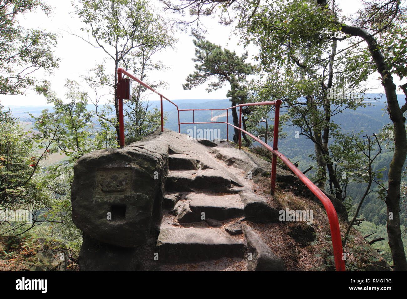 Il picco della collina e punto di vedetta Koruna nella Riserva Naturale di Broumov pareti, PLA Broumovsko, Repubblica Ceca Foto Stock