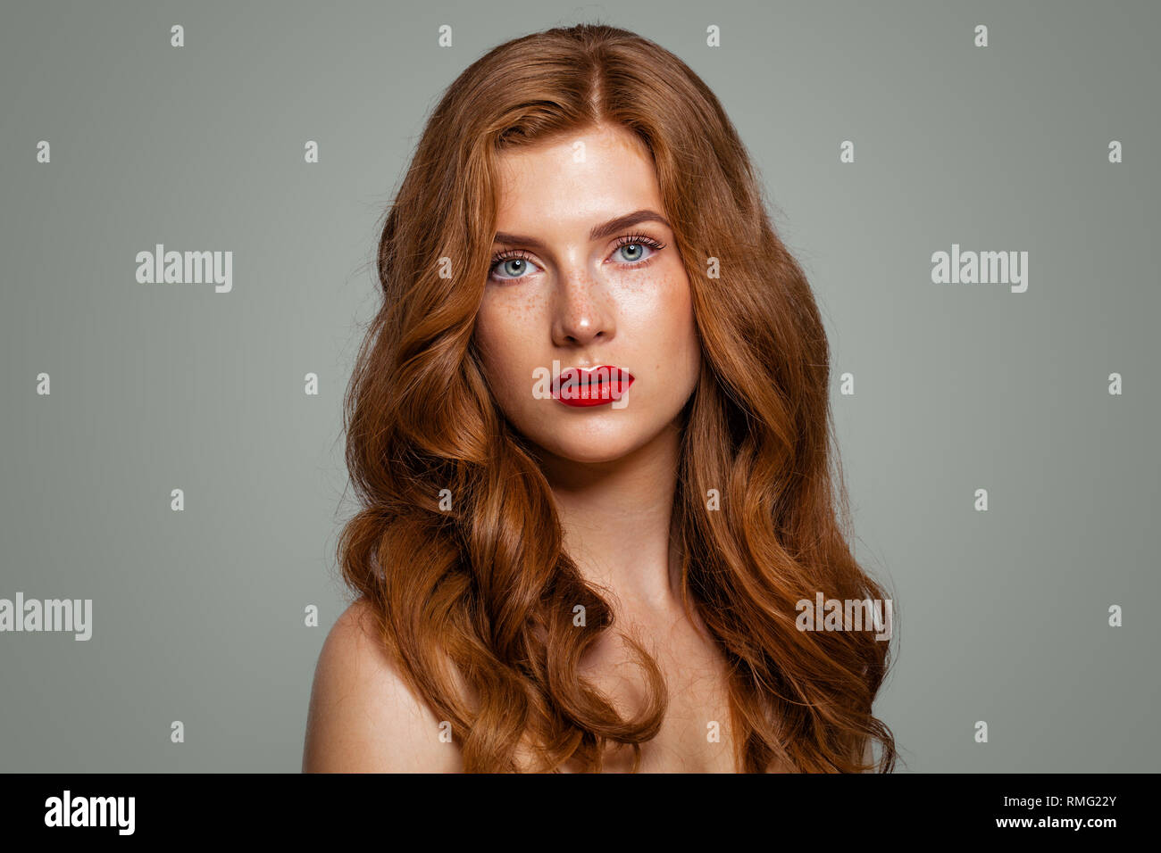Autentica redhead girl. Elegante red head donna con capelli ricci, ritratto Foto Stock