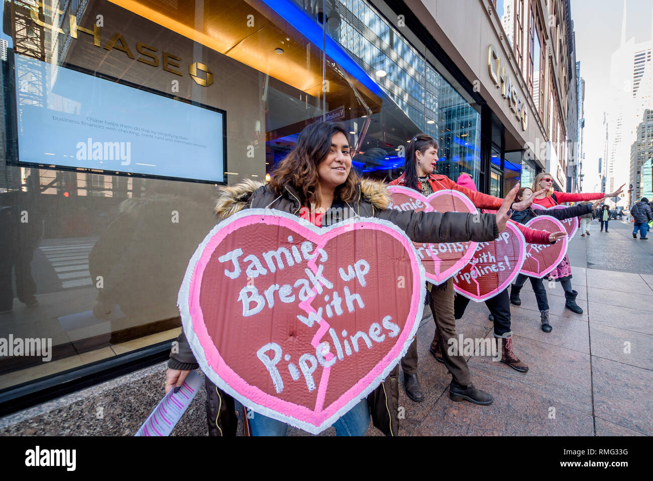 New York, Stati Uniti. Xiv Feb, 2019. Gli attivisti con Rainforest Action Network ha assunto la Chase Bank lobby in Manhattan il Febbraio 14, 2019 per offrire una "Valentine canta telegramma' per vergogna CEO Jamie Dimon per finanziamento prigioni private e i combustibili fossili, in una giornata di azione contro Wall Street il maggiore finanziatore di entrambi i settori. Credito: Erik McGregor/Pacific Press/Alamy Live News Foto Stock