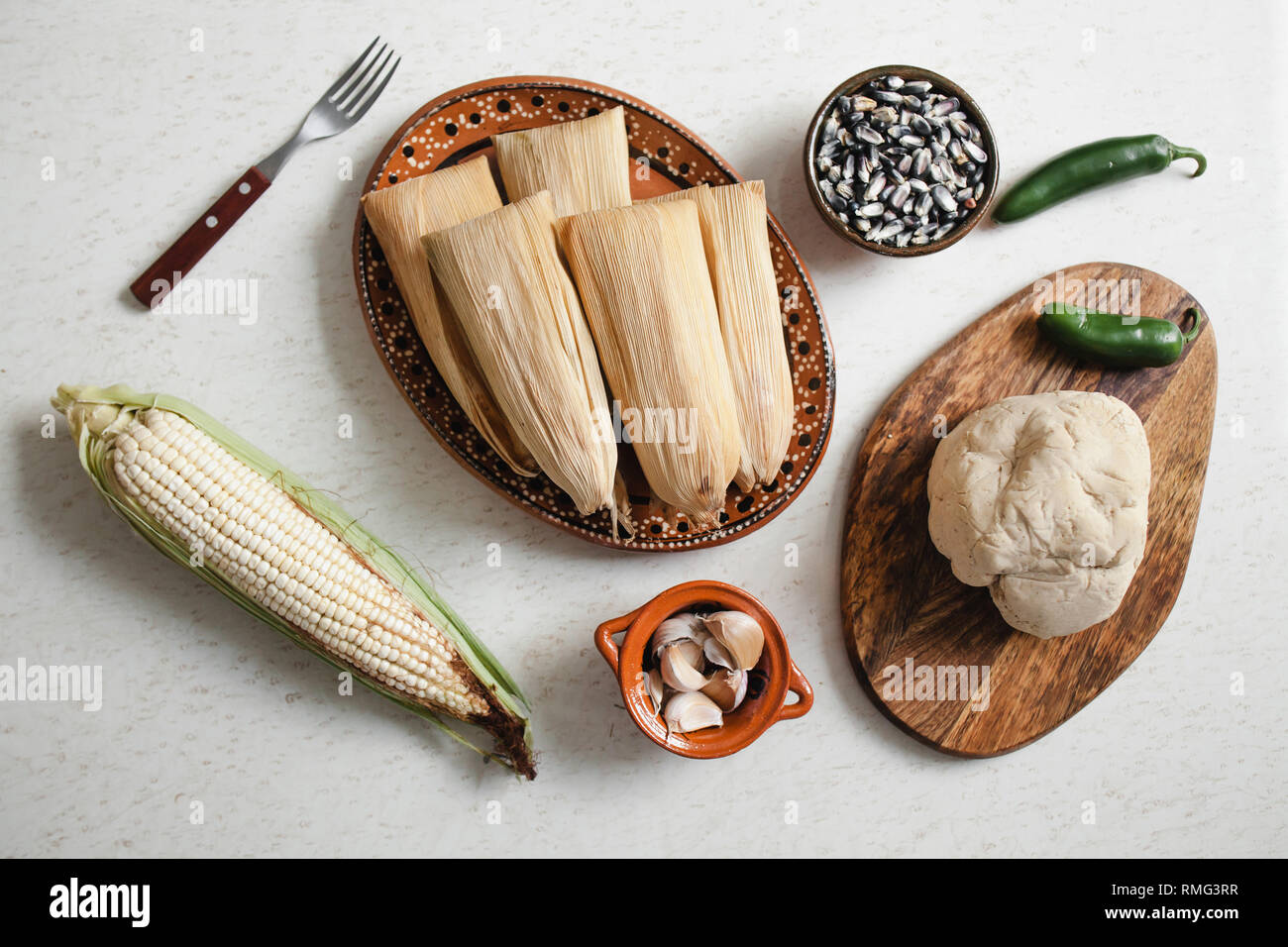 Pasta in prossimità Corn buccia e spezie per tamales Foto Stock