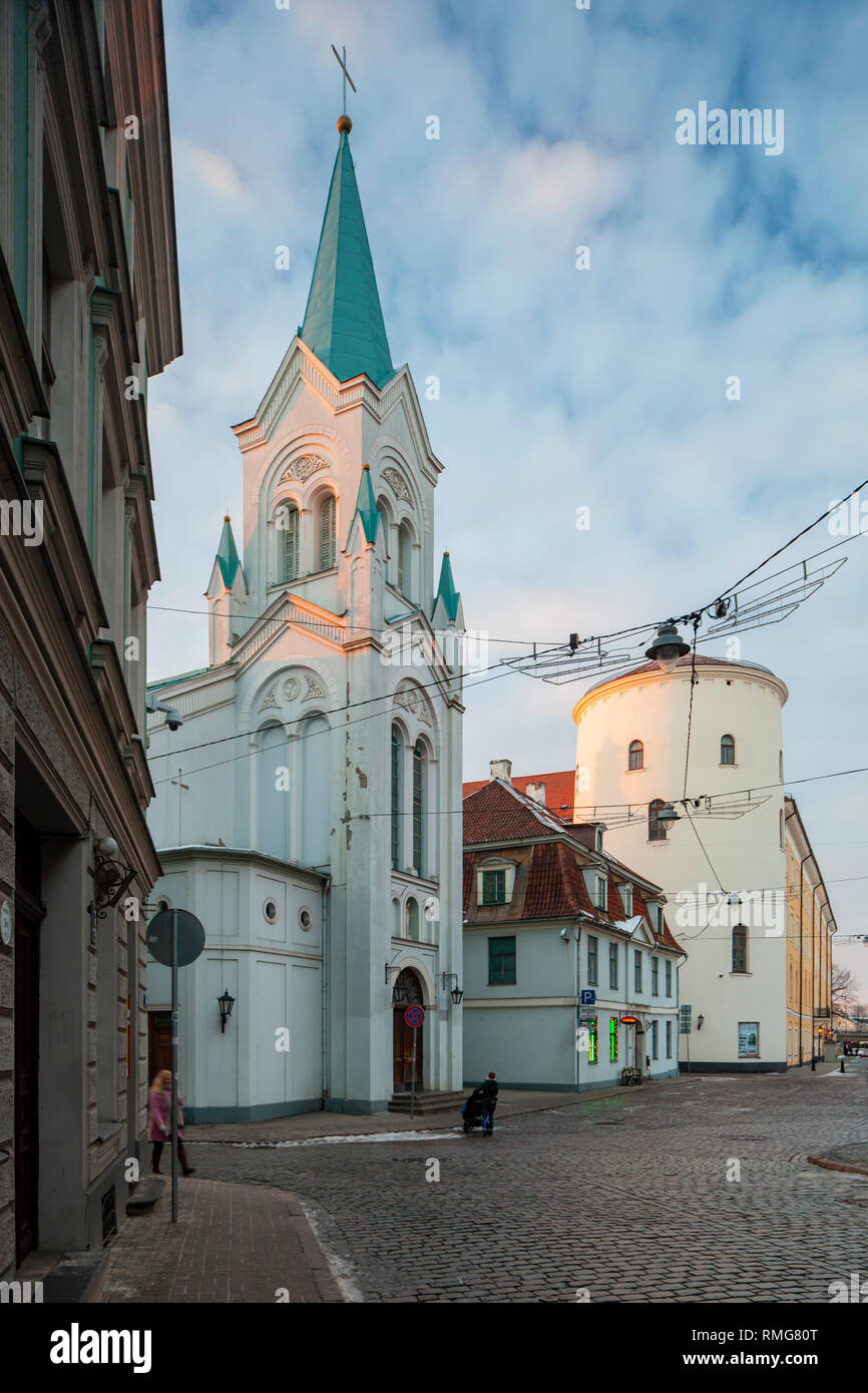 Tramonto in inverno a Nostra Signora dei Dolori della Chiesa cattolica in Riga old town, Lettonia. Foto Stock