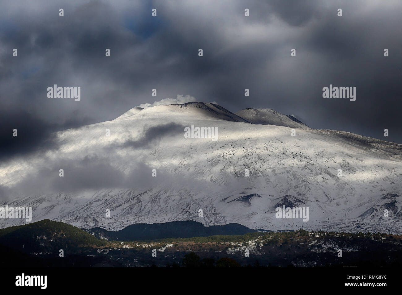 Nord-est cratere a fianco di un nuovo cratere come la neve sul monte Etna è cosparso di cenere dal vulcano attivo sulla costa orientale della Sicilia, Italia. Dotato di: atmosfera dove: Sicilia, Italia Quando: 13 Gen 2019 Credit: IPA/WENN.com * * disponibile solo per la pubblicazione in UK, USA, Germania, Austria, Svizzera** Foto Stock