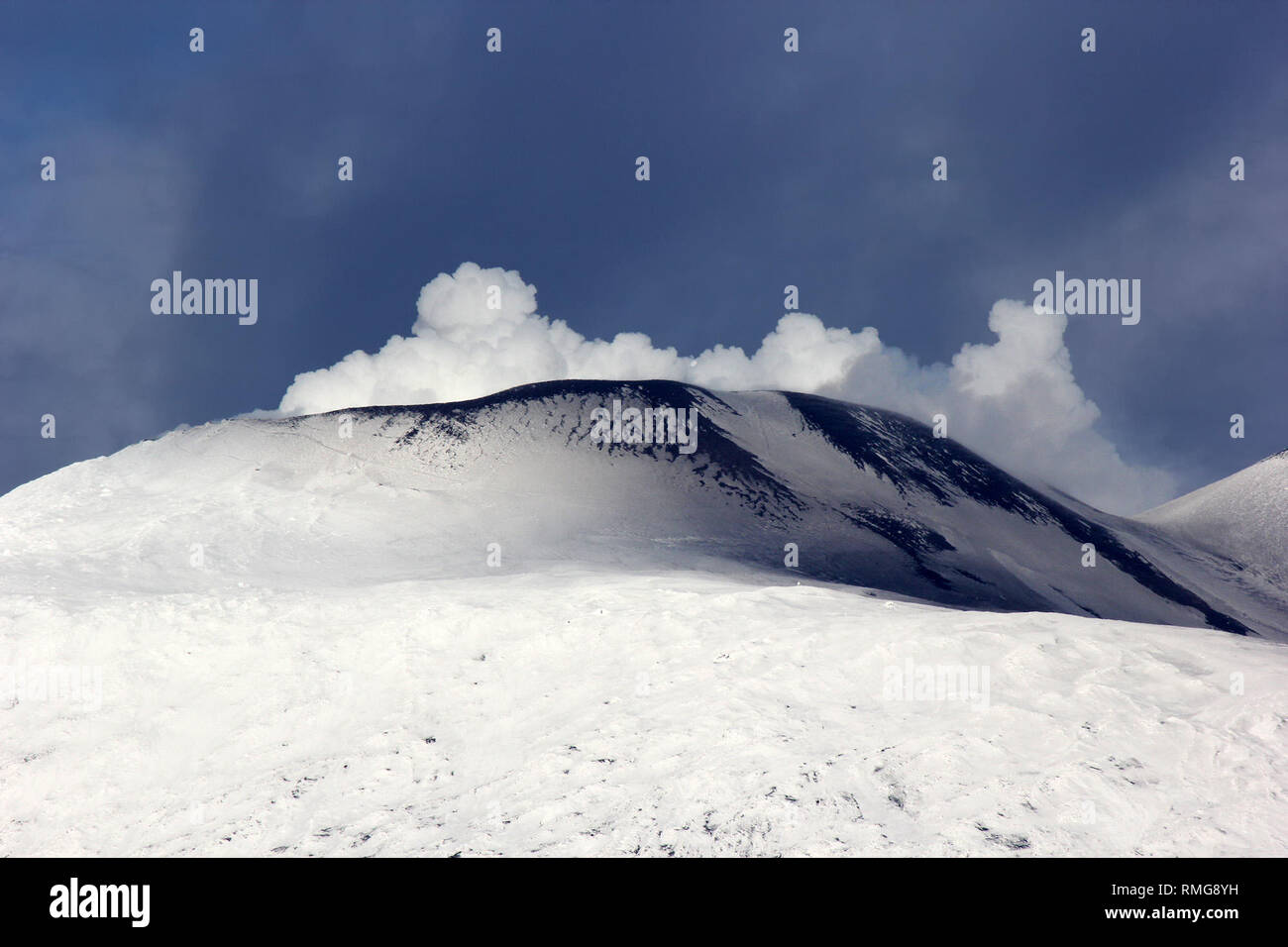 Nord-est cratere a fianco di un nuovo cratere come la neve sul monte Etna è cosparso di cenere dal vulcano attivo sulla costa orientale della Sicilia, Italia. Dotato di: atmosfera dove: Sicilia, Italia Quando: 13 Gen 2019 Credit: IPA/WENN.com * * disponibile solo per la pubblicazione in UK, USA, Germania, Austria, Svizzera** Foto Stock