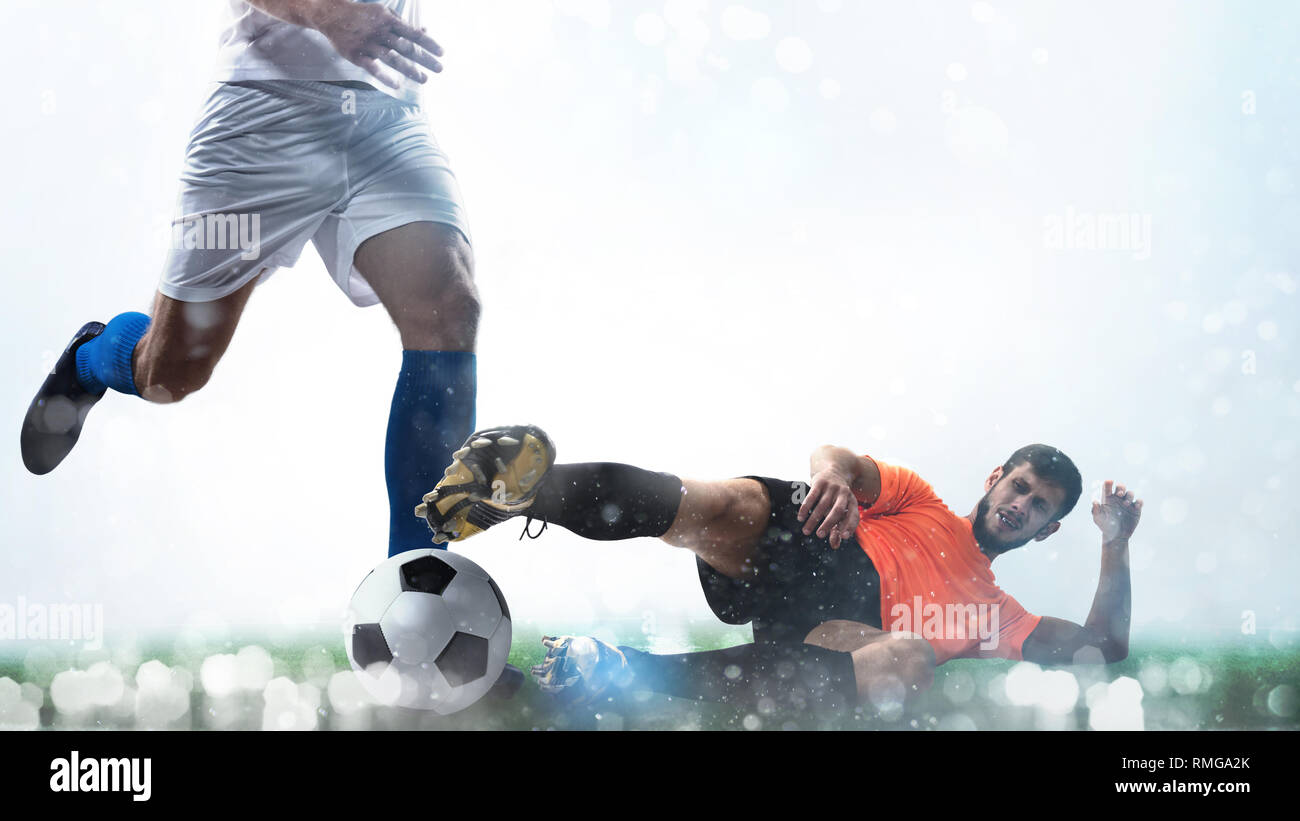 Close up di un pallone da calcio scene di azione con la concorrenza i giocatori di calcio su sfondo bianco Foto Stock