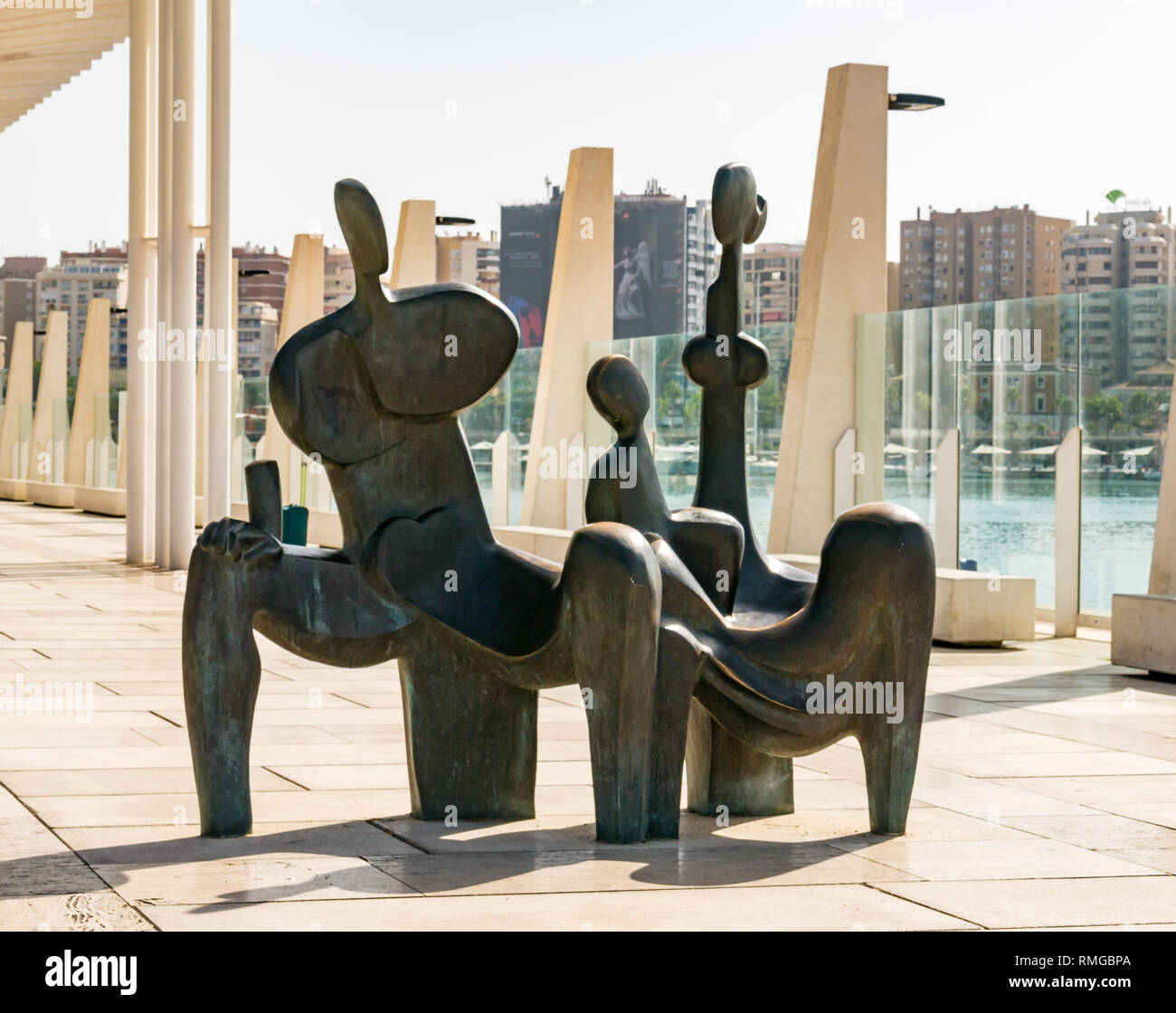 Moderna scultura in bronzo, Palm Grove di sorprese promenade da Jerónimo Junquera, Malaga, Andalusia, Spagna Foto Stock