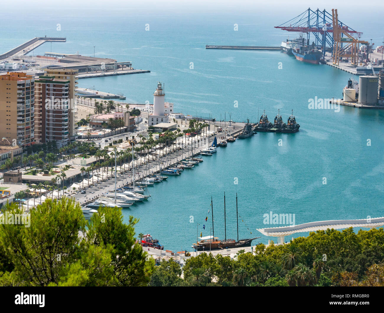 Porto di Malaga visto da sopra con ormeggiate barche e gru portuali, Malaga, Andalusia, Spagna Foto Stock