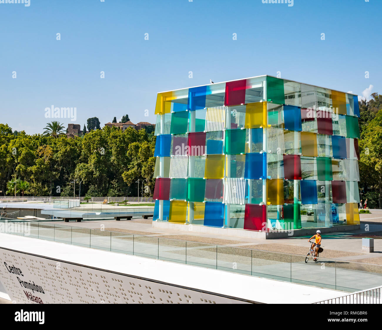 Persona pedalando attraverso il Centro Pompidou, Malaga, Andalusia, Spagna Foto Stock