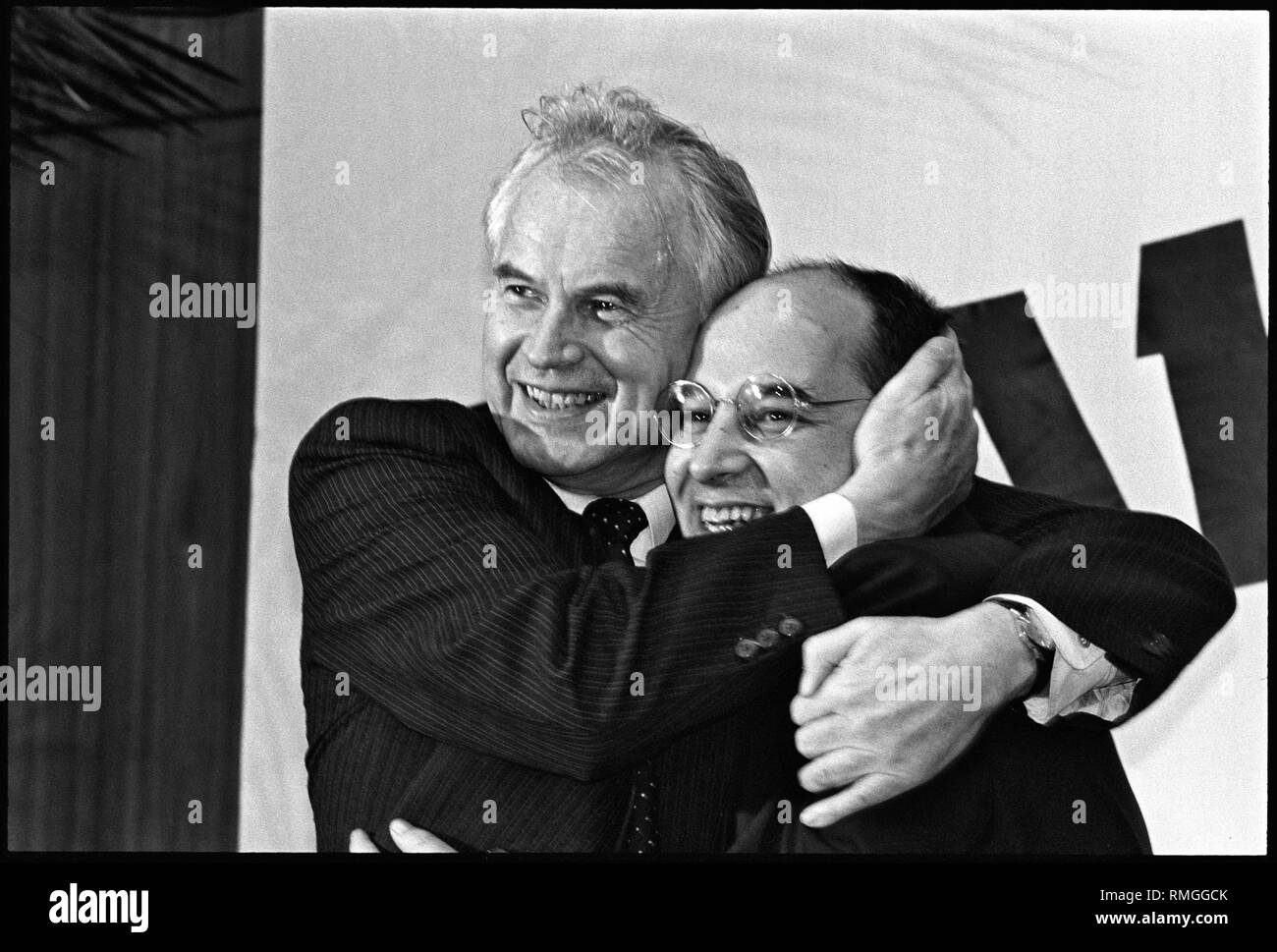 Il 18 marzo 1990, le prime elezioni libere per il popolo della Camera ha avuto luogo nella RDT. Il PDS celebra la sua elezione notte partito nella ex Reichsbank edificio del SED a Werdersche Markt di Berlino. Nella RDT, 18 per cento dei voti andare al PDS e in alcuni quartieri di Berlino Est che ottiene il 50 per cento dei voti. Qui, Presidente del PDS Gregor Gysi (destra) e Hans Modrow (sinistra), udienza il primo ministro della Repubblica democratica tedesca, durante l'annuncio del primo computer predisctions sulla vigilia elettorale. Foto Stock