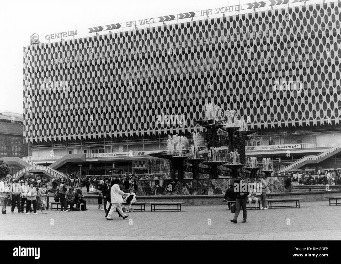 Il 'Centrum' department store presso la Alexanderplatz di Berlino Est. Foto Stock