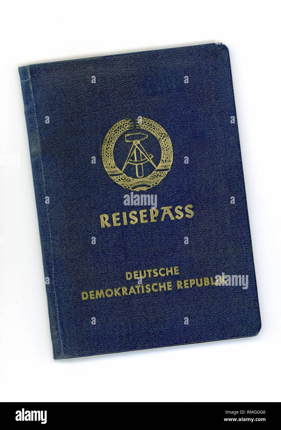 Parte anteriore del tedesco orientale di passaporto per i cittadini tedeschi a partire dal 1957. Data di rilascio Febbraio 17, 1957 a Berlino Est. Foto Stock