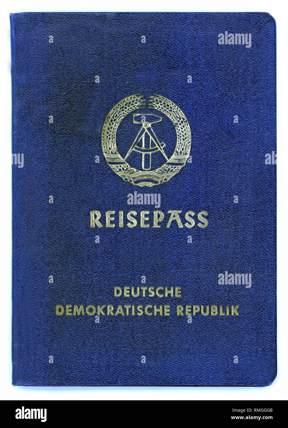 Parte anteriore del tedesco orientale di passaporto per i cittadini tedeschi a partire dal 1957. Data di rilascio Febbraio 17, 1957, Berlino Est. Foto Stock