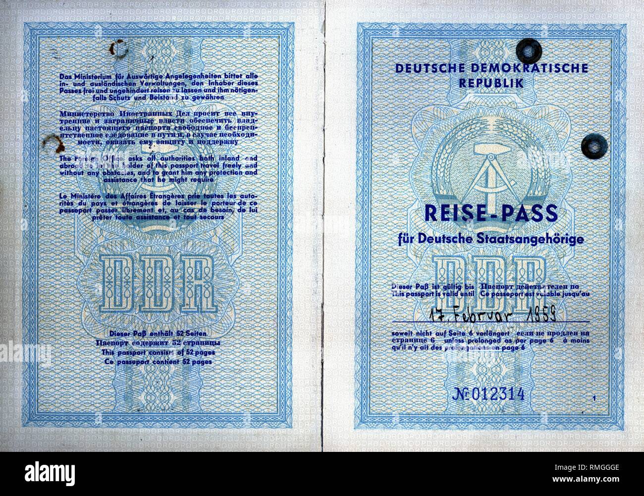 Le pagine interne del tedesco orientale di passaporto per i cittadini tedeschi a partire dal 1957. Data di rilascio Febbraio 17, 1957 a Berlino Est. Foto Stock