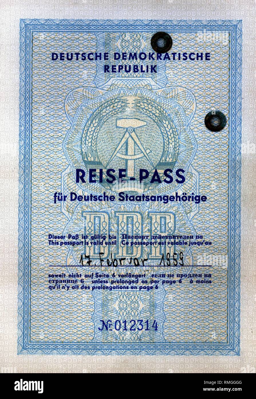 All'interno dell'Est passaporto tedesco per i cittadini tedeschi a partire dal 1957. Data di rilascio Febbraio 17, 1957 a Berlino Est. Foto Stock