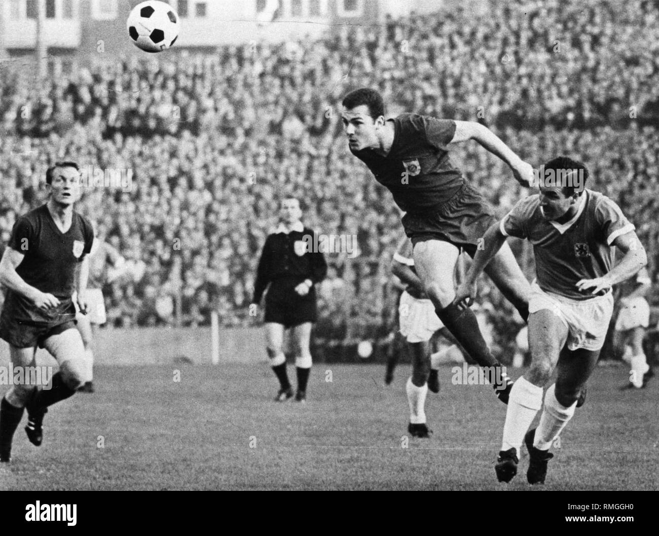Il calcio prima Bundesliga 1966/1967: Bayern Muenchen - TSV 1860 Muenchen 3: 0. Nella foto, Werner Olk (l) e Franz Beckenbauer (centro, la testata) dalla vittoriosa FC Bayern durante il gioco allo stadio in corrispondenza di Gruenwalder Strasse. Il 'Lion' Rudi Brunnenmeier (r). blunde Foto Stock