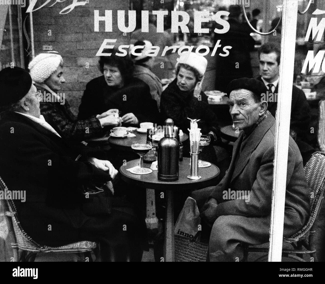 La gente in un caffè di Parigi. Foto Stock