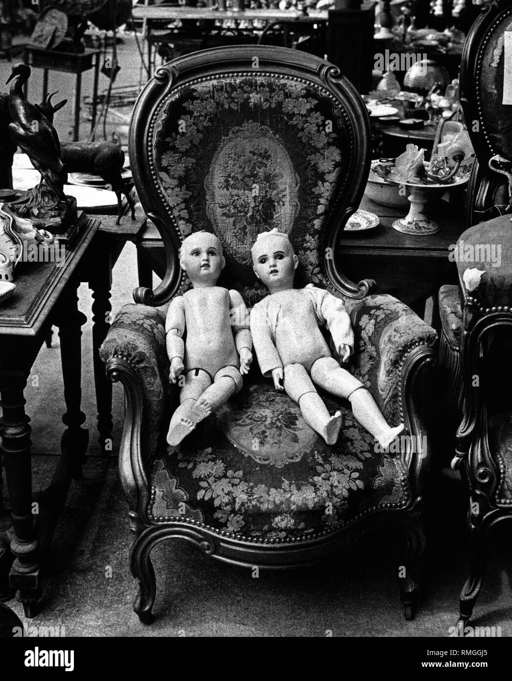 Burattini su una sedia su un "arche aux puces" (mercato delle pulci) a Parigi. Foto Stock