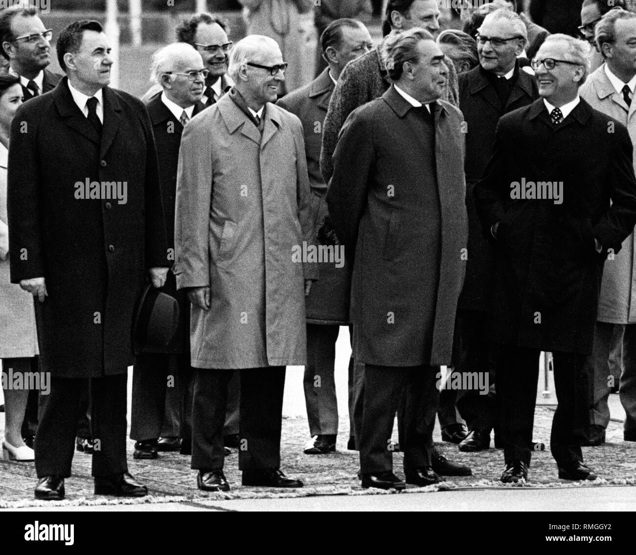 Da sinistra: il Ministro degli esteri sovietico Andrei Gromyko, Willy Stoph, Leonid Breshnev, Erich Honecker e Harry Tisch durante una cerimonia militare della NVA a Berlino-Schoenefeld di Berlino Est Aeroporto dopo l arrivo di Brezhnev. Foto Stock