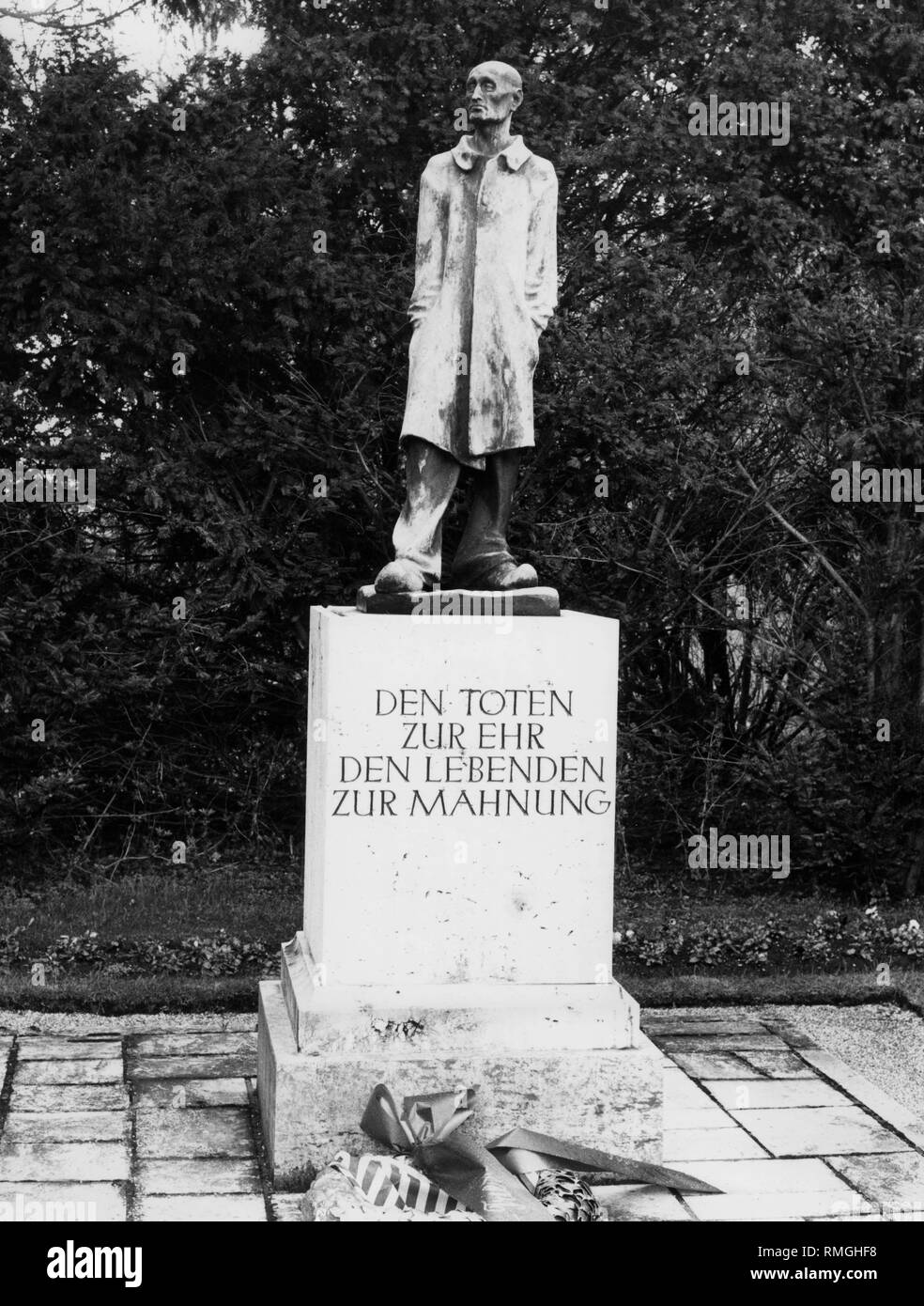 Nella foto è il monumento ideato da Fritz Koelle " Il prigioniero sconosciuto' in prossimità del primo Crematorio nel campo di concentramento di Dachau. Sul piedistallo è l'iscrizione: 'Den Toten zur Ehr,, den Lebenden zur Mahnung' (per onorare i morti e per avvertire la vita). La foto è stata scattata in occasione di Ronald Reagan la prossima visita. Foto Stock