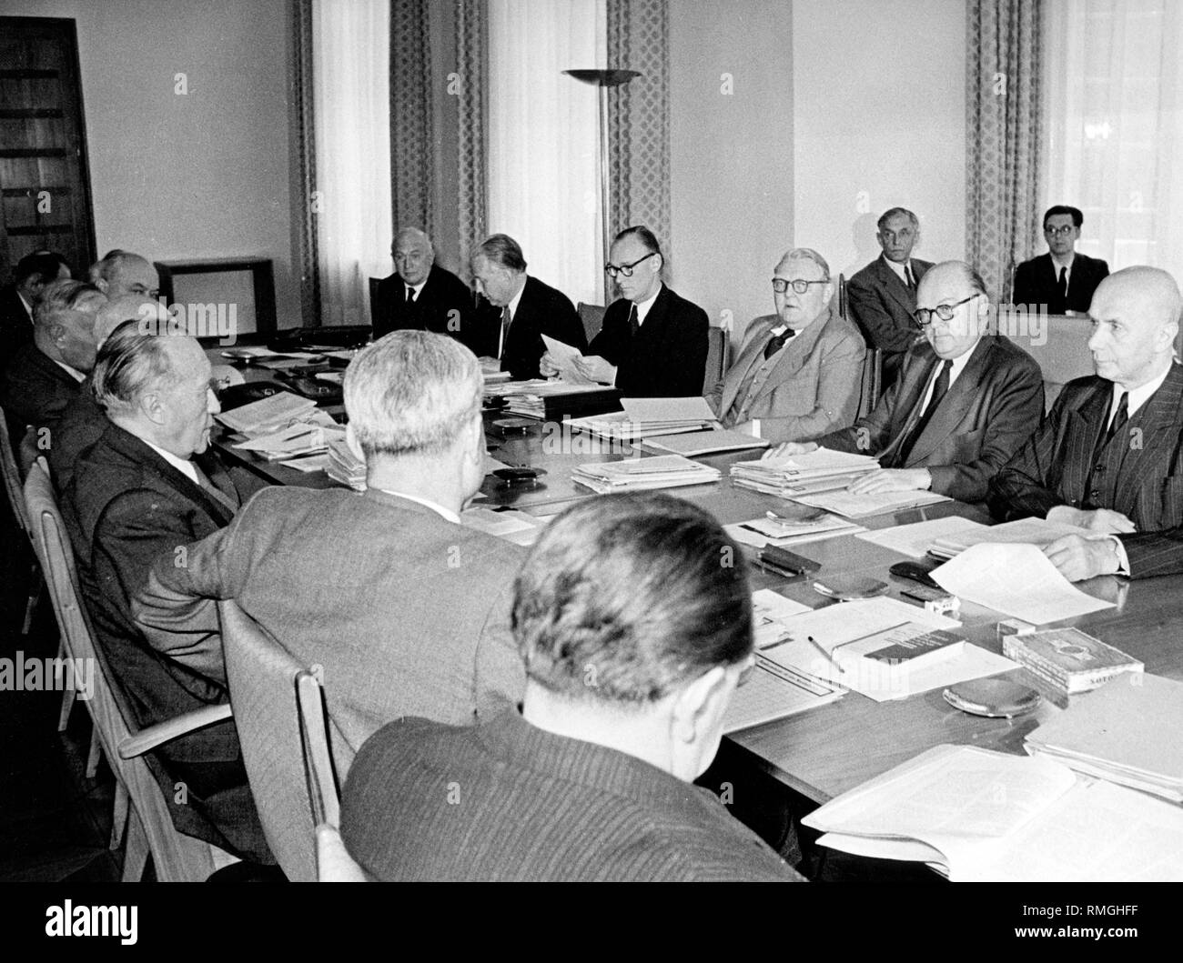 Questa foto mostra una riunione del gabinetto del governo. Nella foto: il Vice Ministro della difesa Franz Josef Strauss (sinistra dietro), due ulteriori Cancellieri federale Konrad Adenauer, fila destra:?, il ministro per gli sfollati e i rifugiati Wolfgang Mischnick, il ministro dell'economia il Professor Ludwig Erhard, ministro delle Finanze Heinz il fasciame, ministro delle Poste e delle telecomunicazioni Richard Stuecklen , Ministro dei trasporti Hans-Christoph SEEBOHM. Foto Stock