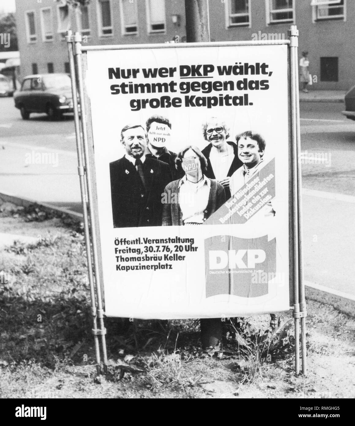 Il Cartellone elettorale del partito comunista tedesco (DKP) con lo slogan "Solo chi votare su DKP, votare contro il grande capitale." e l'annuncio di un evento di campagna in Thomasbraeu Keller su Kapuzzinerplatz era coperto da parte dei sostenitori del partito nazionalista di Germania (NPD) con adesivi "ora solo il NPD aiuta' e 'NPD' Foto Stock