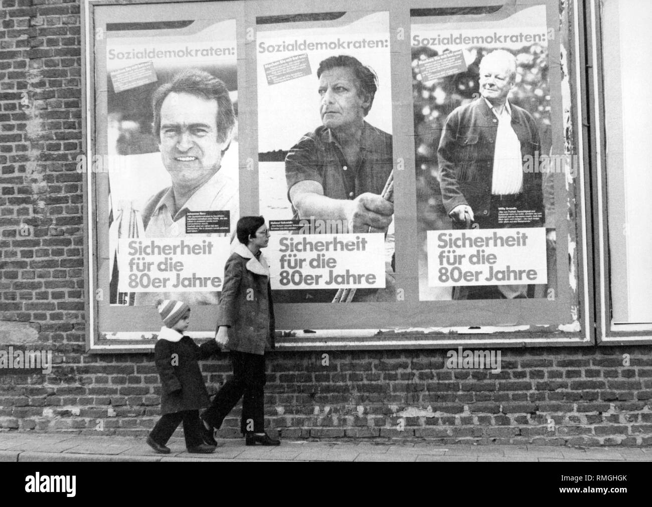 Questo poster della campagna il DOCUP rappresenta il dispositivo di apertura dell'anno di elezioni 1980. Su tutti e tre i poster: 'sociale democratici: sicurezza per il 80s, sul primo poster (l) è un ritratto del candidato di collegio elettorale Johannes Bauer, uno successivo della incombente Cancelliere Federale e candidato del Cancelliere Helmut Schmidt e su quello di destra della SPD presidente Willy Brandt. Foto Stock