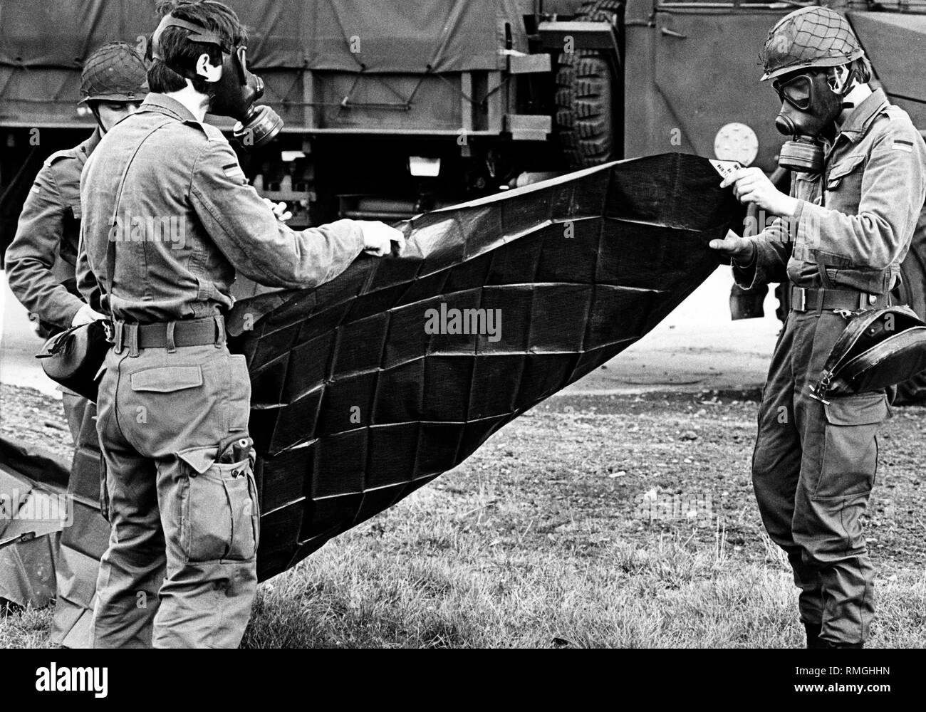 Due soldati del Fernmeldebataillon 310 nella caserma Falckenstein a Koblenz durante una protezione ABC esercizio con maschera a gas nella parte anteriore di un autocarro. Foto Stock