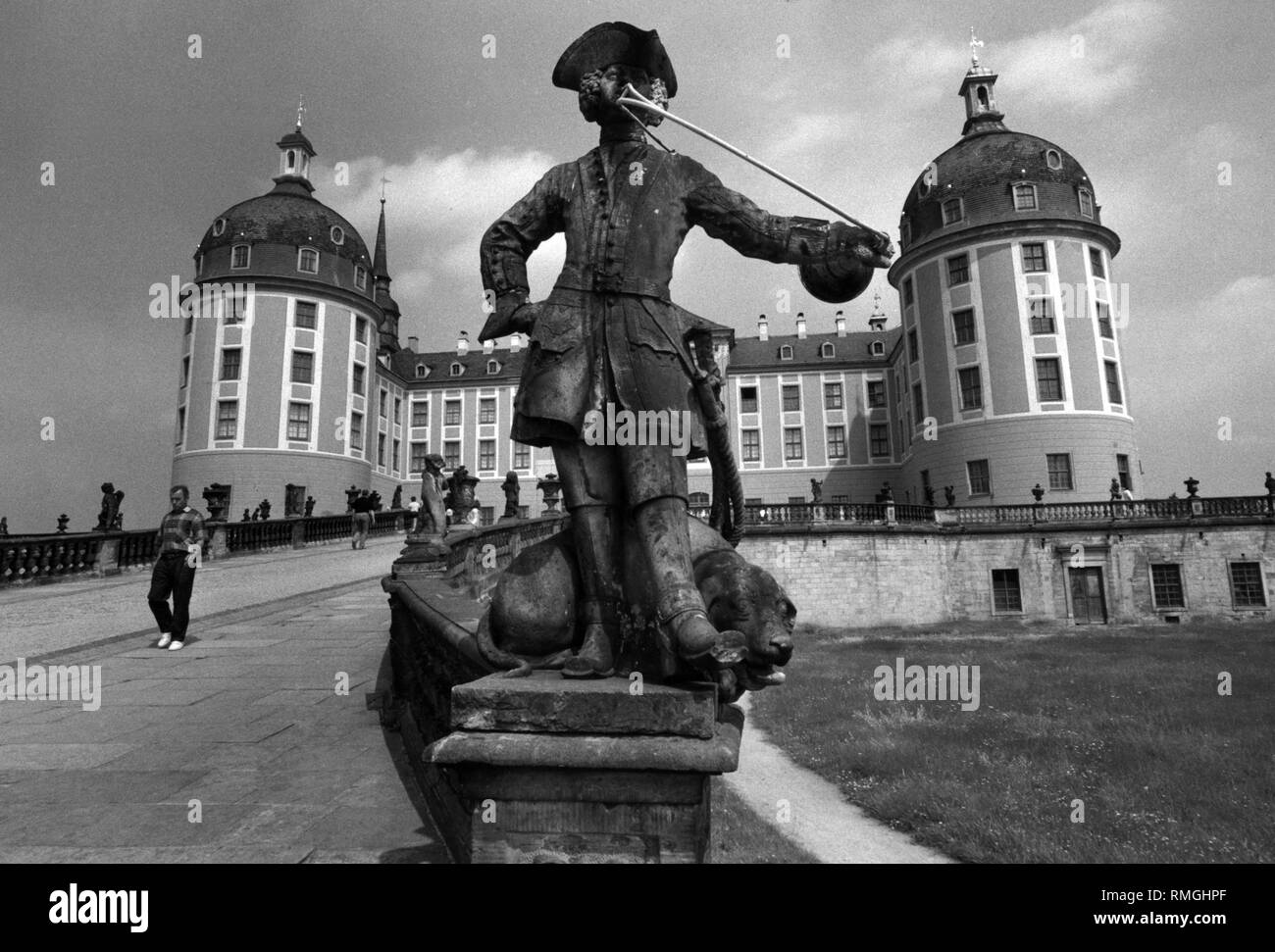 Vista del Piqueur statua di Wolf Ernst Brohn dall'anno 1660, che è posto su una base di pietra arenaria presso il viale di ingresso al castello di Moritzburg. Il piqueur soffia un parforce avvisatore acustico e un cane da caccia si trova ai suoi piedi. Foto Stock