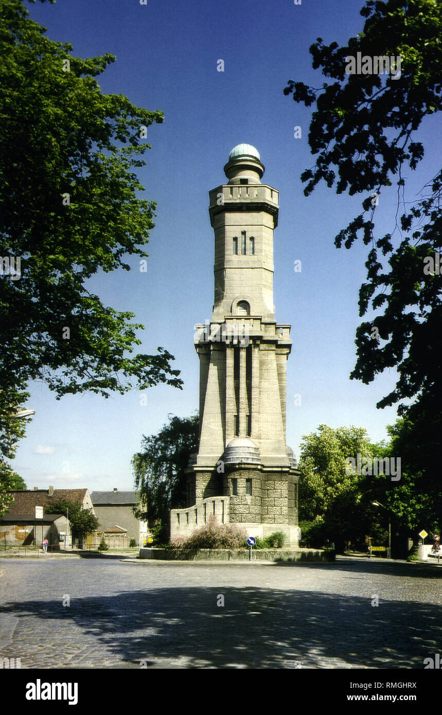 32 metri di calcestruzzo ad alta torre di osservazione con memorial hall per la vittoria dei Prussiani sotto Buelow sulle truppe di Napoleone sulla 23.8.1813 vicino a Grossbeeren. Foto Stock